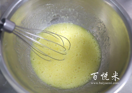 2個(gè)雞蛋做11杯蛋糕，不打發(fā)雞蛋不放黃油，拌一拌就烤蓬松暄軟